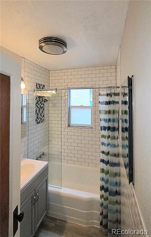 Building Photo - 916 Custer Ave