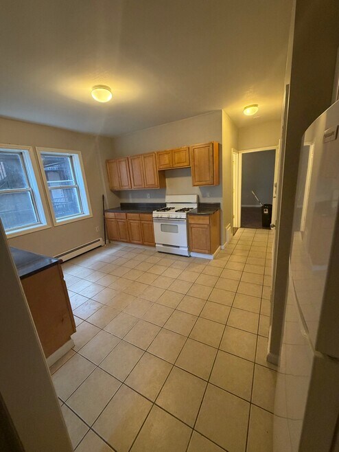 Building Photo - 270 Sigourney St