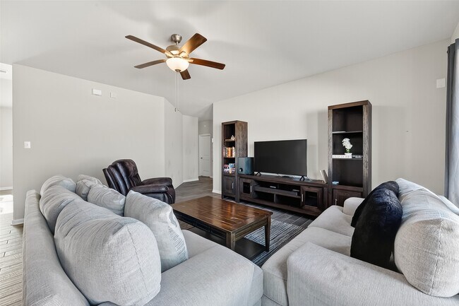 Building Photo - 2422 Agassiz Dr