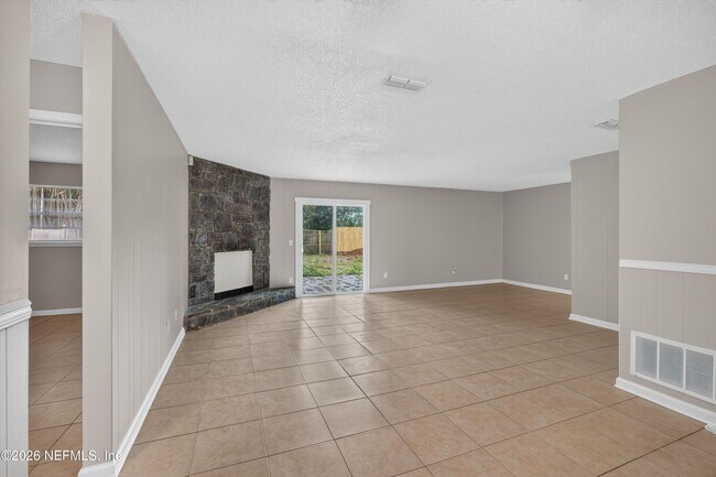 Building Photo - 1040 Willow Cove Ct E