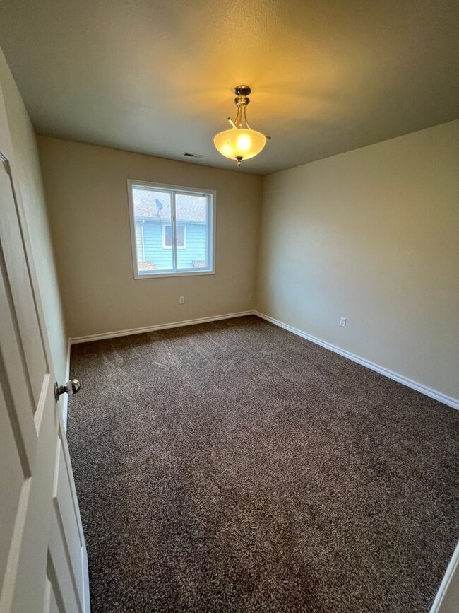 Building Photo - Large 4 Bed 2.5 bath blocks from Fort Riley