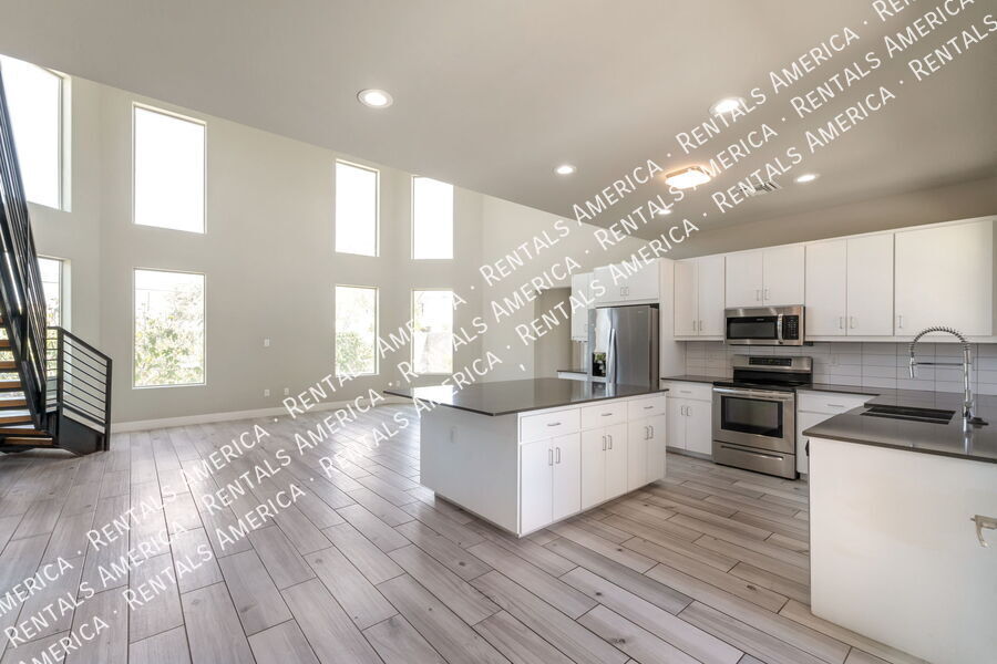 Building Photo - 922 S Fremont Ave