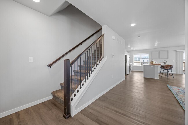 Building Photo - 921 Aiden St