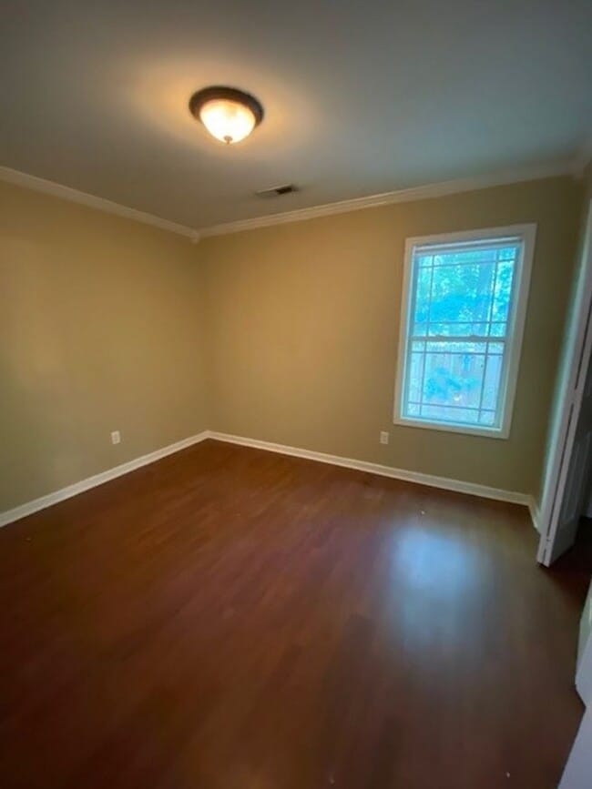 Building Photo - Welcome to this stunning 3-bedroom, 2-bath...