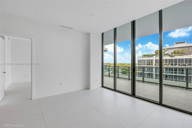 Building Photo - 9901 W Bay Harbor Dr