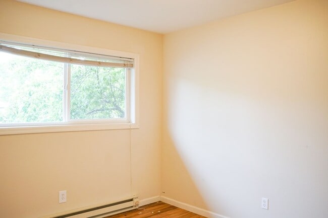 Building Photo - Updated Vintage 2Bed Courtyard Flat w/Hard...