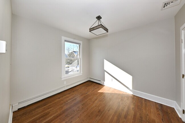 Building Photo - 62 Elm St