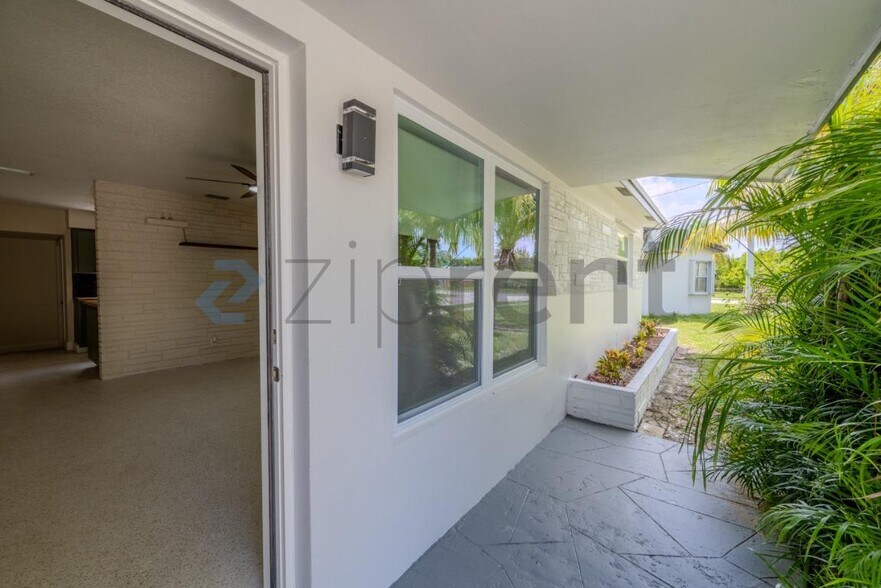 Building Photo - Unit B (Main House)