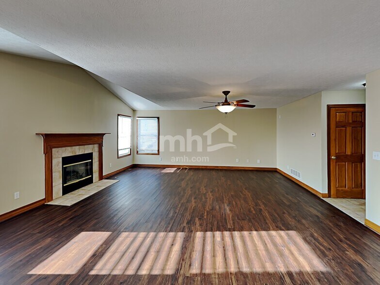 Building Photo - 811 Corylus Dr SW