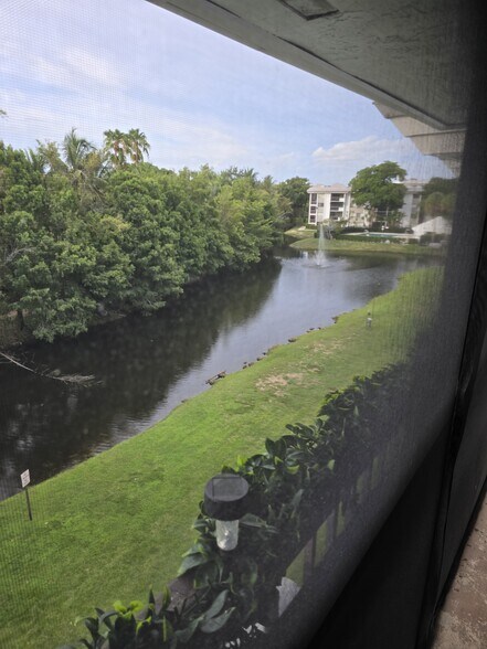 Building Photo - 721 N Pine Island Rd