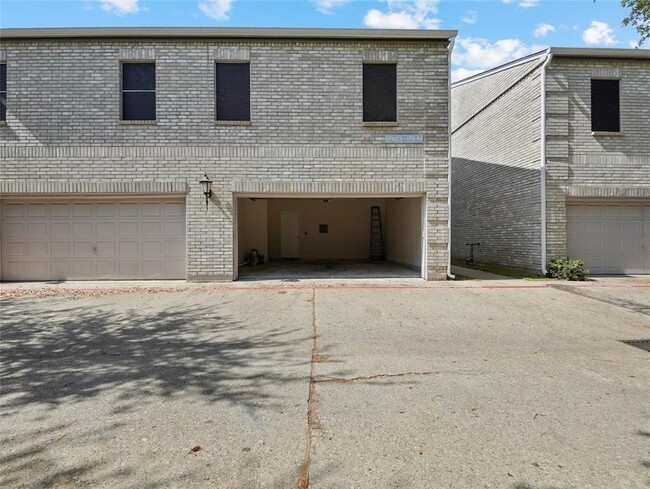 Building Photo - 17641 Red Oak Dr