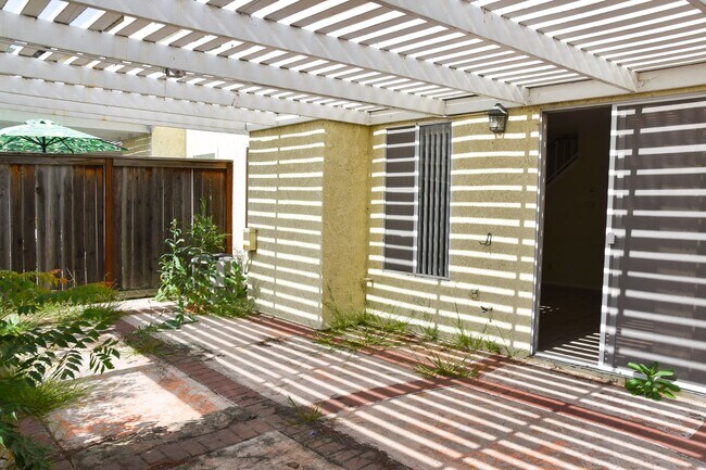 Building Photo - 630 W Palm Ave