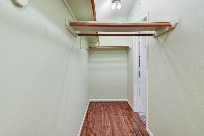 Building Photo - Stunning 4-Bedroom, 2.5-Bathroom Home with...