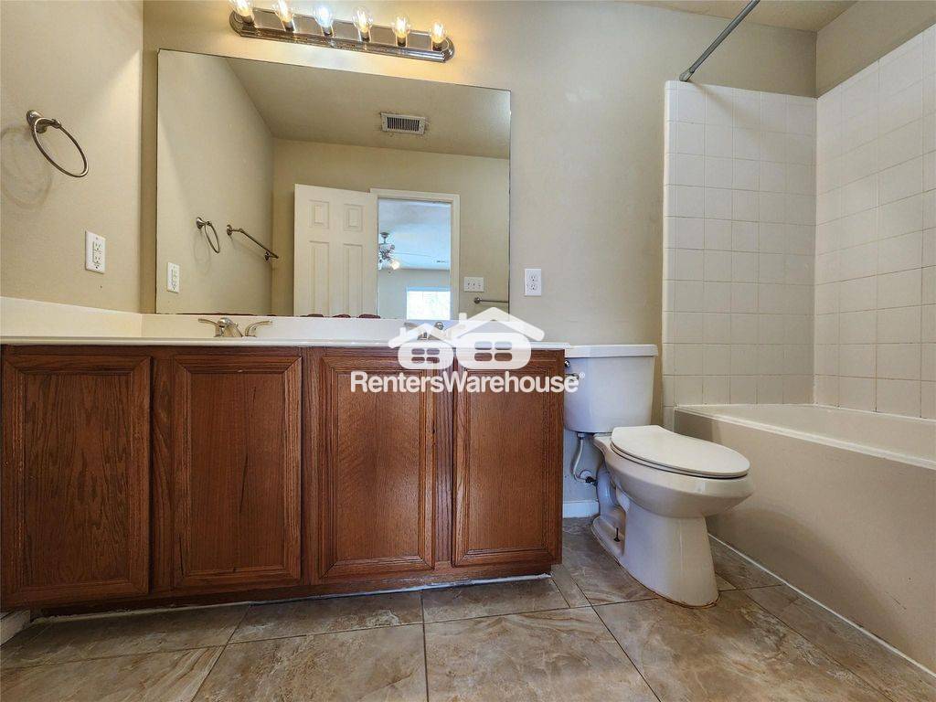 Building Photo - 11111 Valley Kings Dr