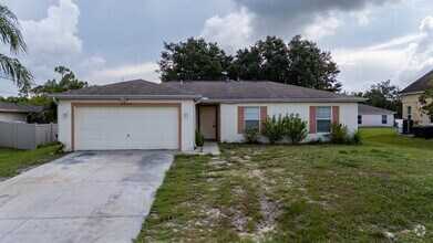 Building Photo - "Charming 3-Bedroom Retreat with 2 Full Ba...