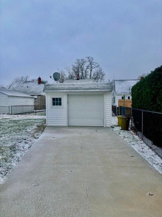 Building Photo - Newly Renovated 3BR 2BA Home w/ Garage + Washer/Dryer in the heart of Wickliffe, OH.