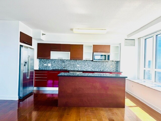 Building Photo - 512 N McClurg Ct