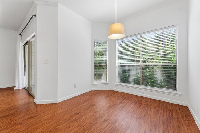 Building Photo - Amazing 1 bedroom, 1 bathroom Condo in Montevista!