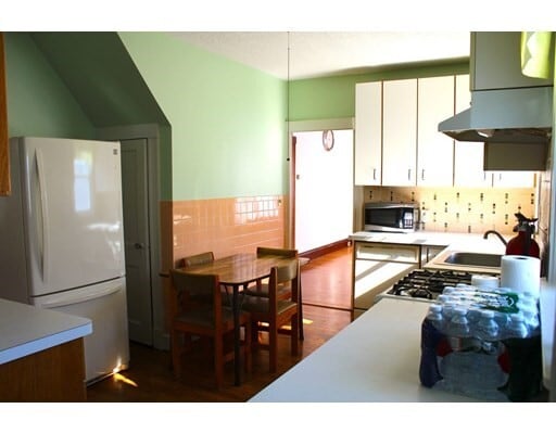 Building Photo - 211 Elm St