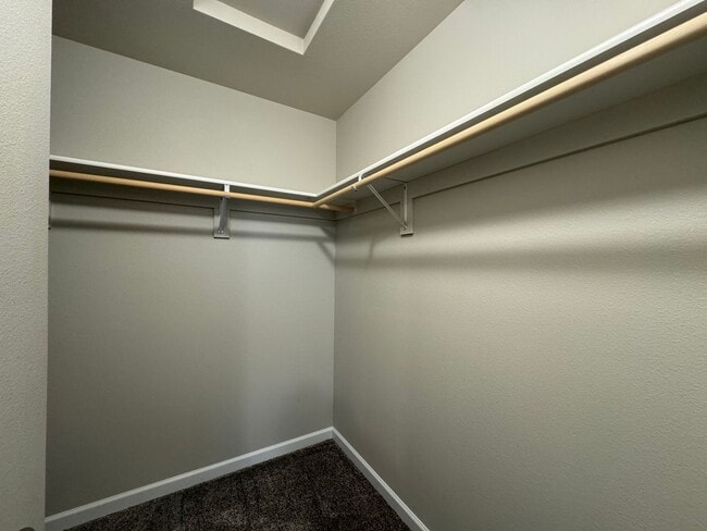 Building Photo - Townhome 2 Blocks from Legacy High School!