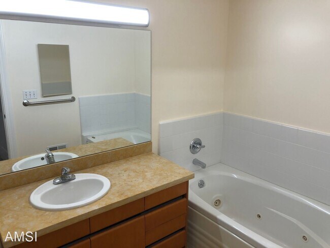 Building Photo - 3 br, 2.5 bath House - 316 Bartlett Street #1