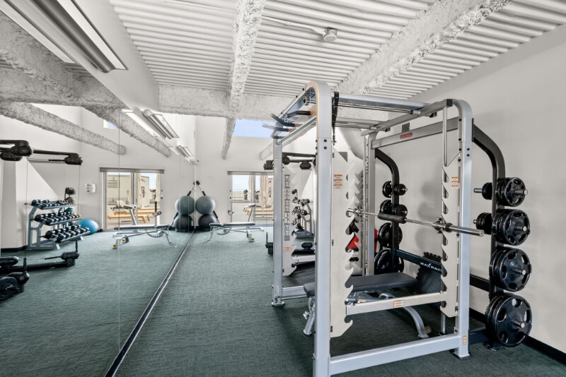 Building Photo - 838 N Doheny Dr