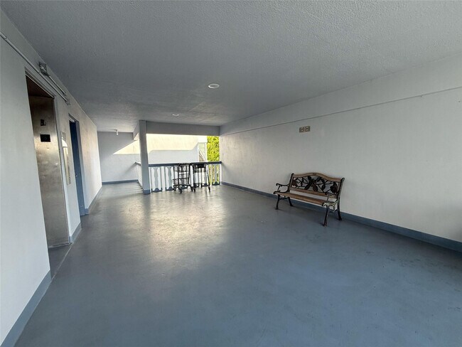 Building Photo - 1333 E Hallandale Beach Blvd