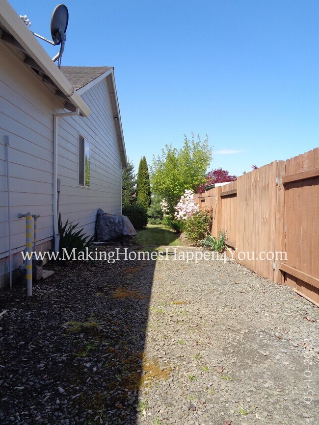 Building Photo - 405 Lavender St