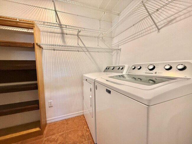 Building Photo - Beautiful Centrally Located 3/2