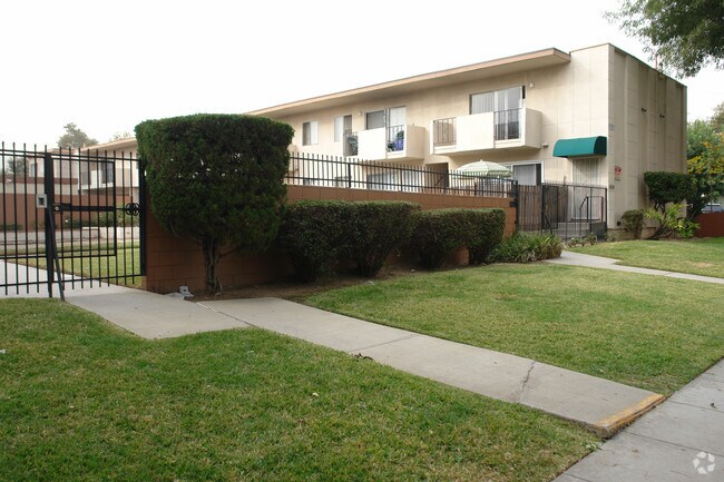 Building Photo - 1009 N Raymond Ave