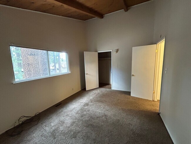 Building Photo - 4 Bedroom + Family Room - Spacious Home wi...