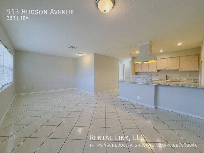 Building Photo - 913 Hudson Ave