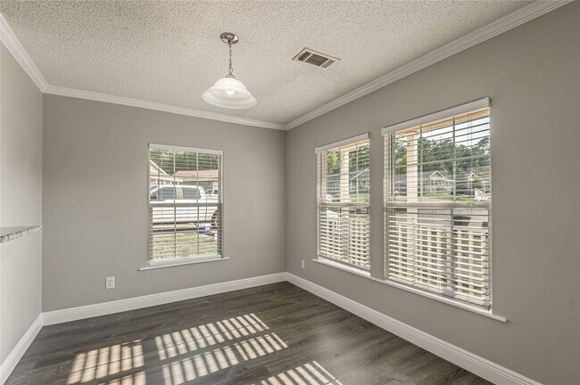 Building Photo - 164 Varsity Dr