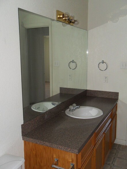 Building Photo - 1106 Lansberry Ct