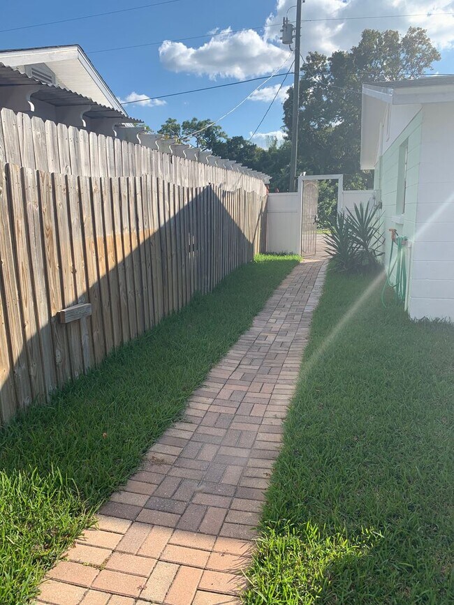 Building Photo - 3 bedroom 1 bath recently refurbished  wit...