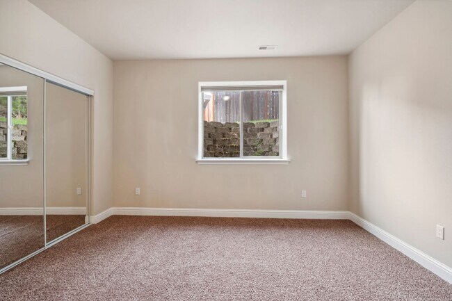 Building Photo - Beautiful Woodridge Home