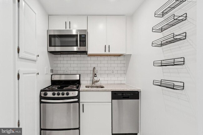 Primary Photo - 1718 Corcoran St NW