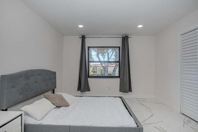 Building Photo - 8545 Casa Del Lago