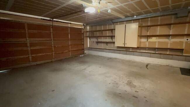 Building Photo - Fantastic 3 bedroom 2 bath Home in Montere...