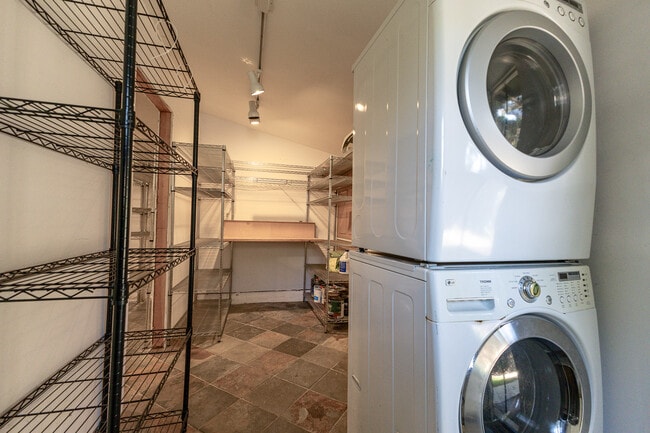 Building Photo - 3418 Greensward Rd