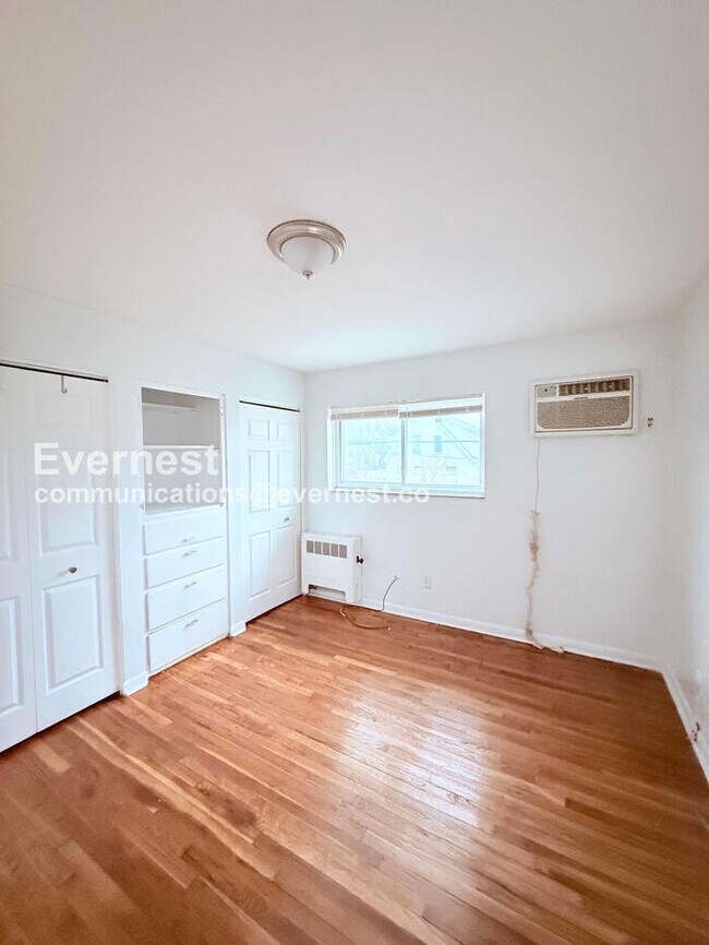 Building Photo - 15601 Schoolcraft Rd