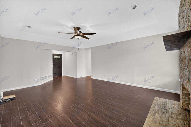 Building Photo - 2607 Parkview Dr