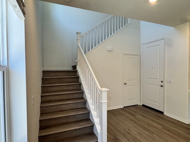 Building Photo - For Lease | Spacious 4-Bed + Den & Loft | ...