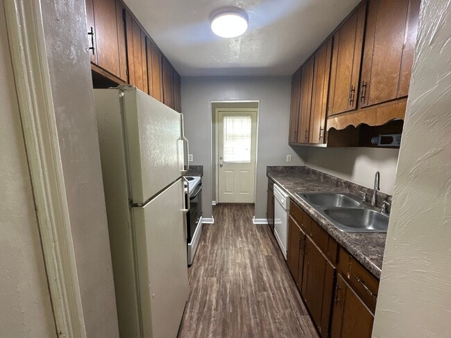 Building Photo - Downstairs unit NO CARPET ON GOLF COURSE!!!