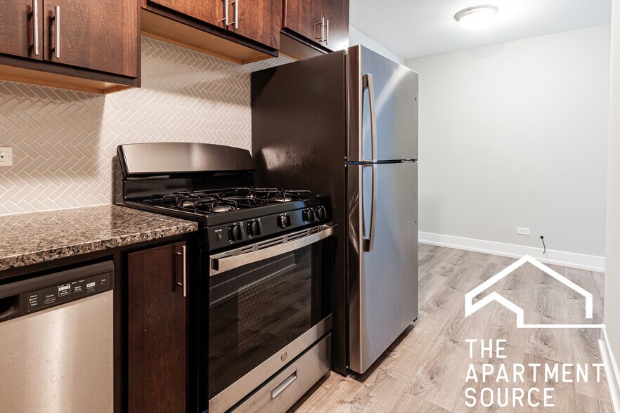 Building Photo - 529 W Surf St