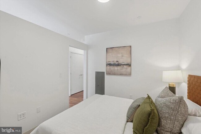 Building Photo - 4240 Chestnut St