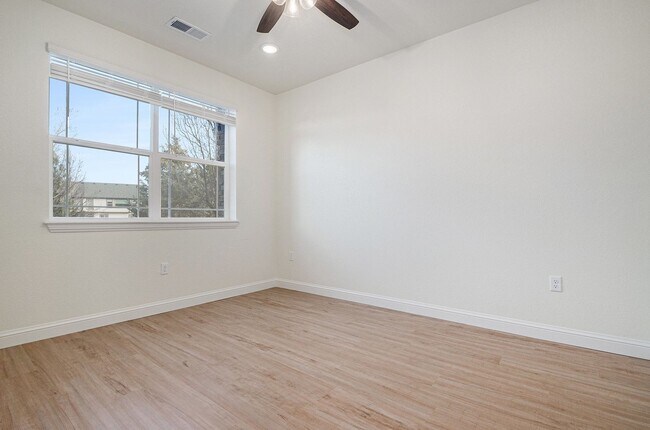 Building Photo - Ground Level Condo - 2 Bedrom 2 Bathroom in Chatfield Bluffs