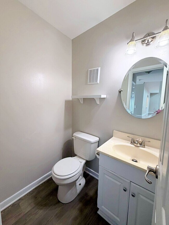 Building Photo - Updated Home in the Heart Of Chesterfield