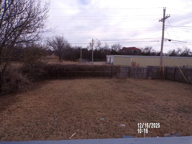 Building Photo - Great home located close to shopping and restaurants