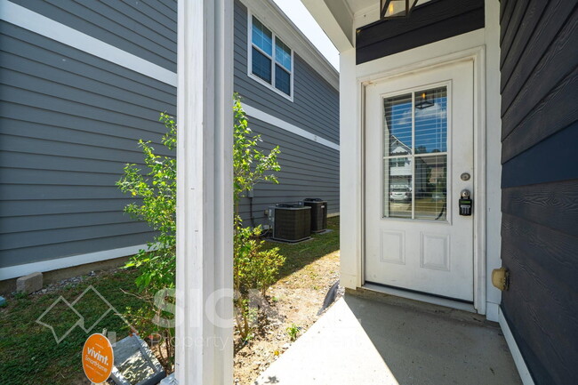 Building Photo - 215 Creek Run Way